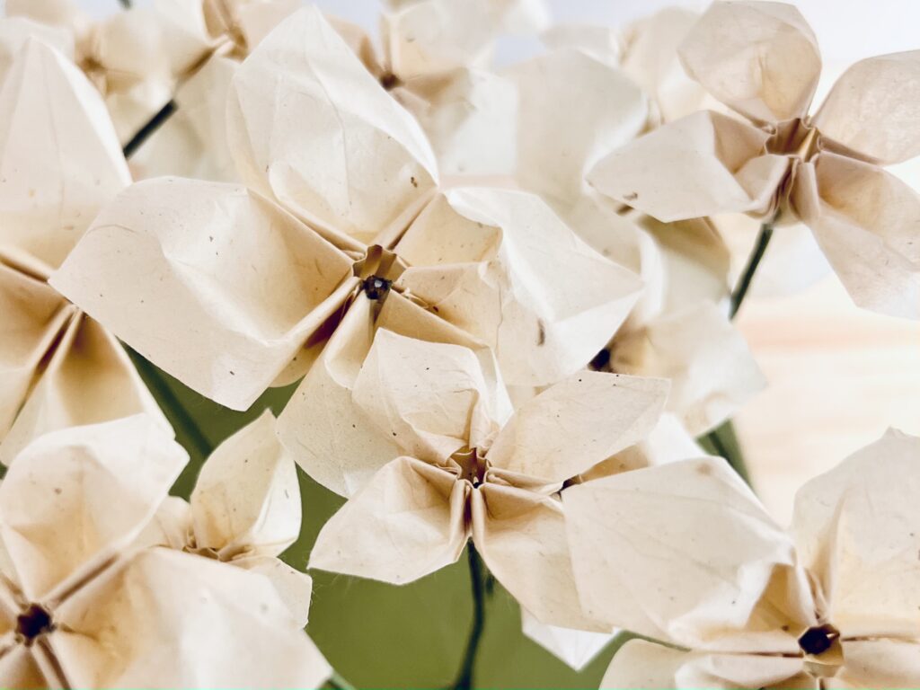 “Installation en papier contemporain pour espace public, particuliers et entreprises par DesignPapierAVD”