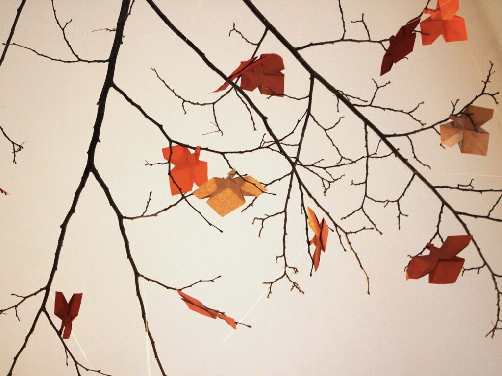 t="Installation DesignPapierAVD où le public peut interagir et participer">