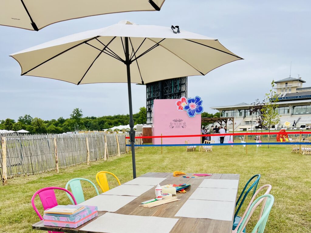 Table préparée pour atelier accueillant les invités du Grand Prix de Diane, avec présentation soignée et décorative, signature des événements sur mesure de DesignPapierAVD.