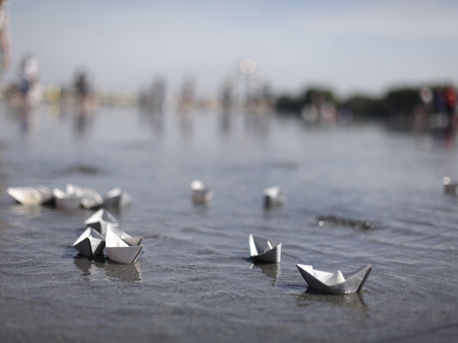 Installation artistique origami de bateaux sur le Miroir d’eau à Bordeaux
