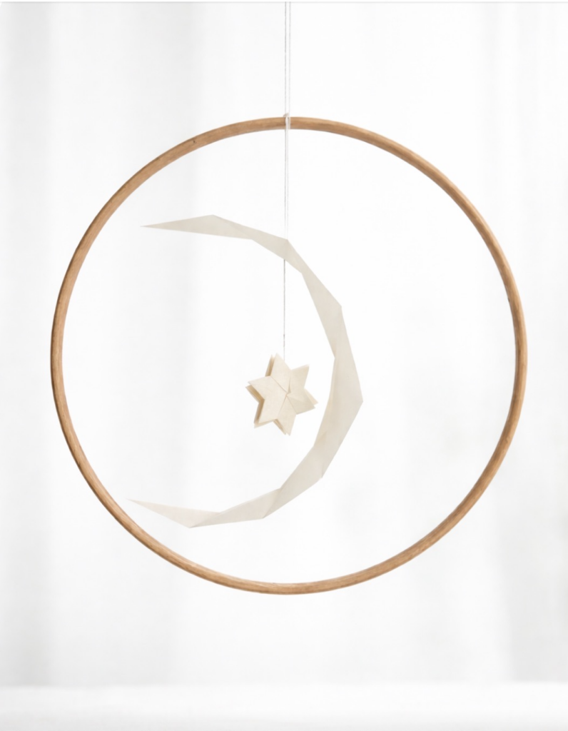 Atelier origami parent-enfant, lune en papier sur support circulaire en bois