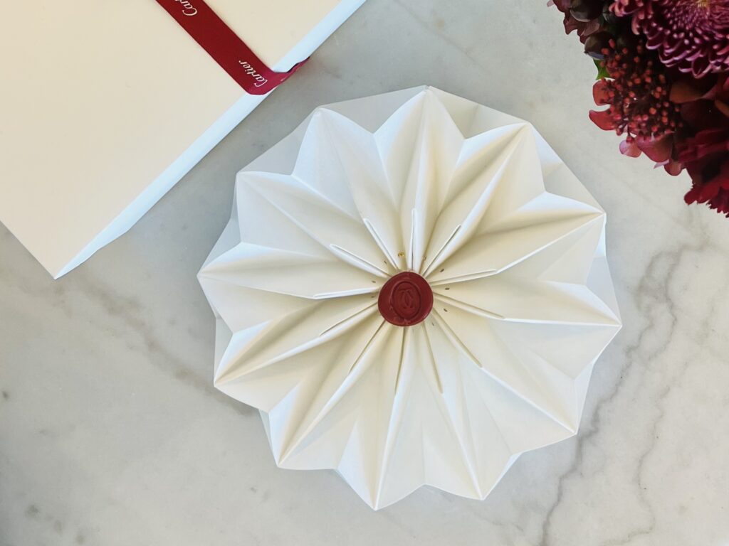 Couronne de Noël en origami conçue et réalisée par DesignPapierAVD pour Cartier Genève en 2025.